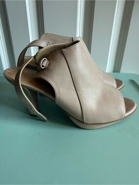 Naturalizer Beige Peep-Toe Slingback Heels